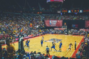 九游体育入口-包含洛杉矶快船八强战大胜明尼苏达森林狼，詹姆斯砍下50记关键球，全场沸腾的词条